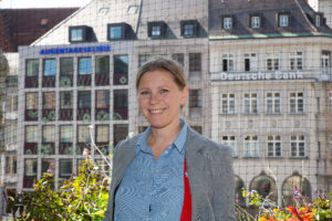 Marie Burneleit auf dem Rathausbalkon am Marienplatz