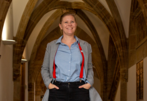 Marie Burneleit in historischen Räumen des Münchner Rathauses
