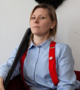 Marie Burneleit mit Baseballschläger über der Schulter
