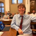 Marie Burneleit lächelnd im historischen Sitzungssaal München