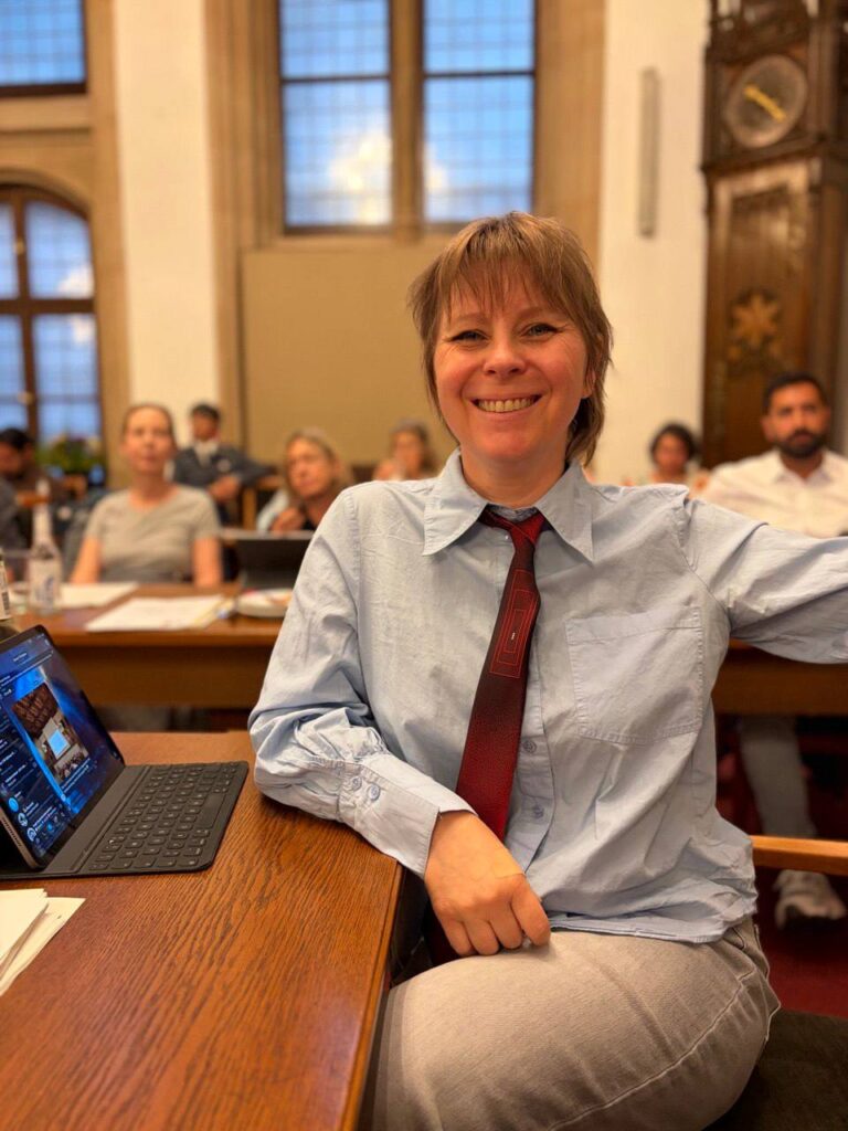 Marie Burneleit lächelnd im historischen Sitzungssaal München